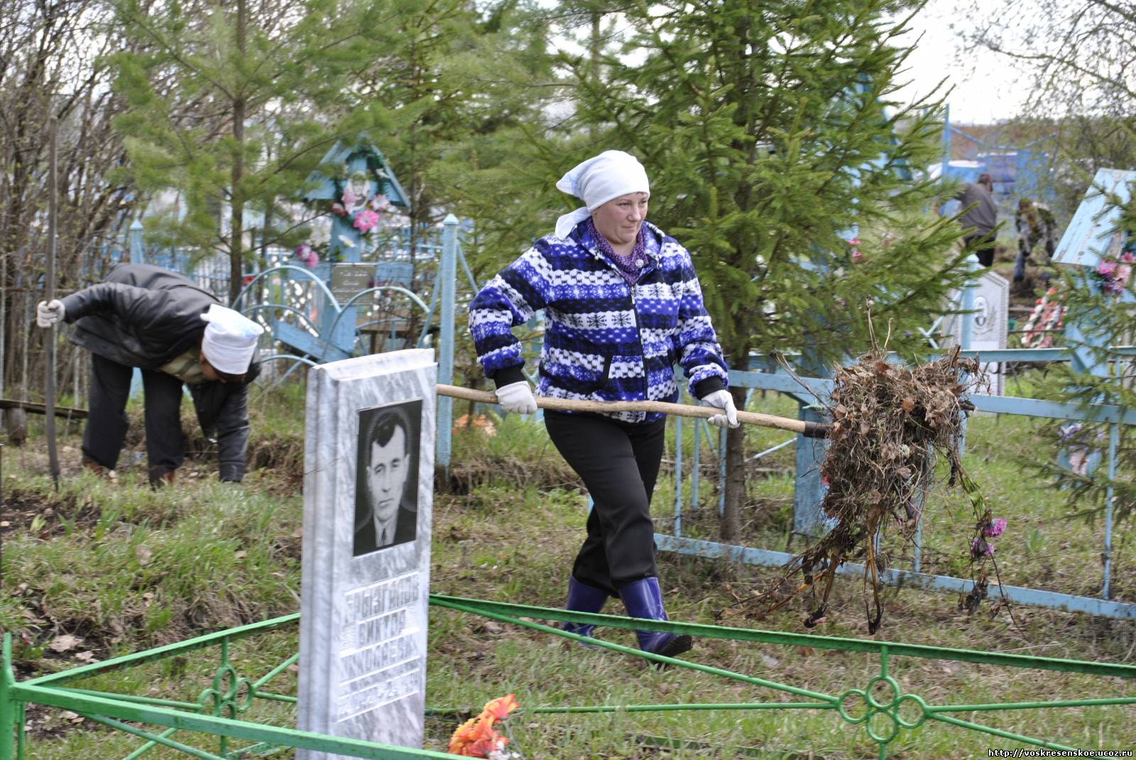 Картинка субботник на кладбище